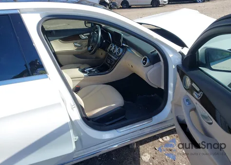 2015 Mercedes-Benz C 300 4Matic z USA, uszkodzony, nr VIN 55SWF4KB5FU033583